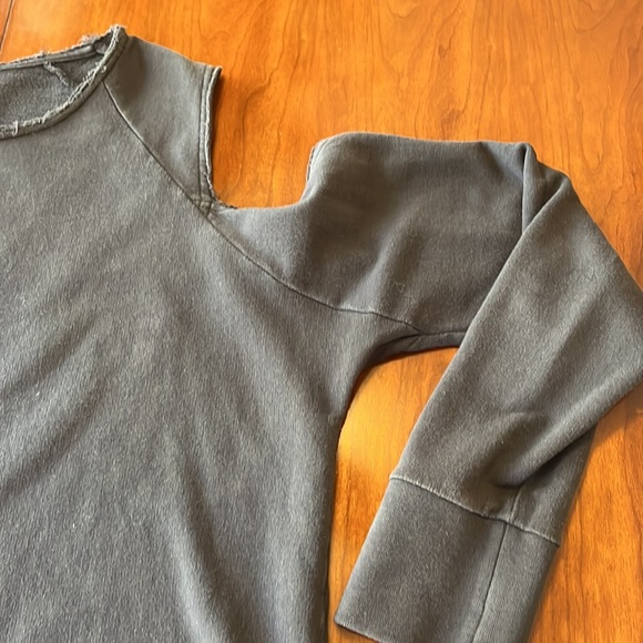 Rag and Bone cold shoulder sweatshirt. Long sleeves with wide cuffs. - Picture 2 of 9